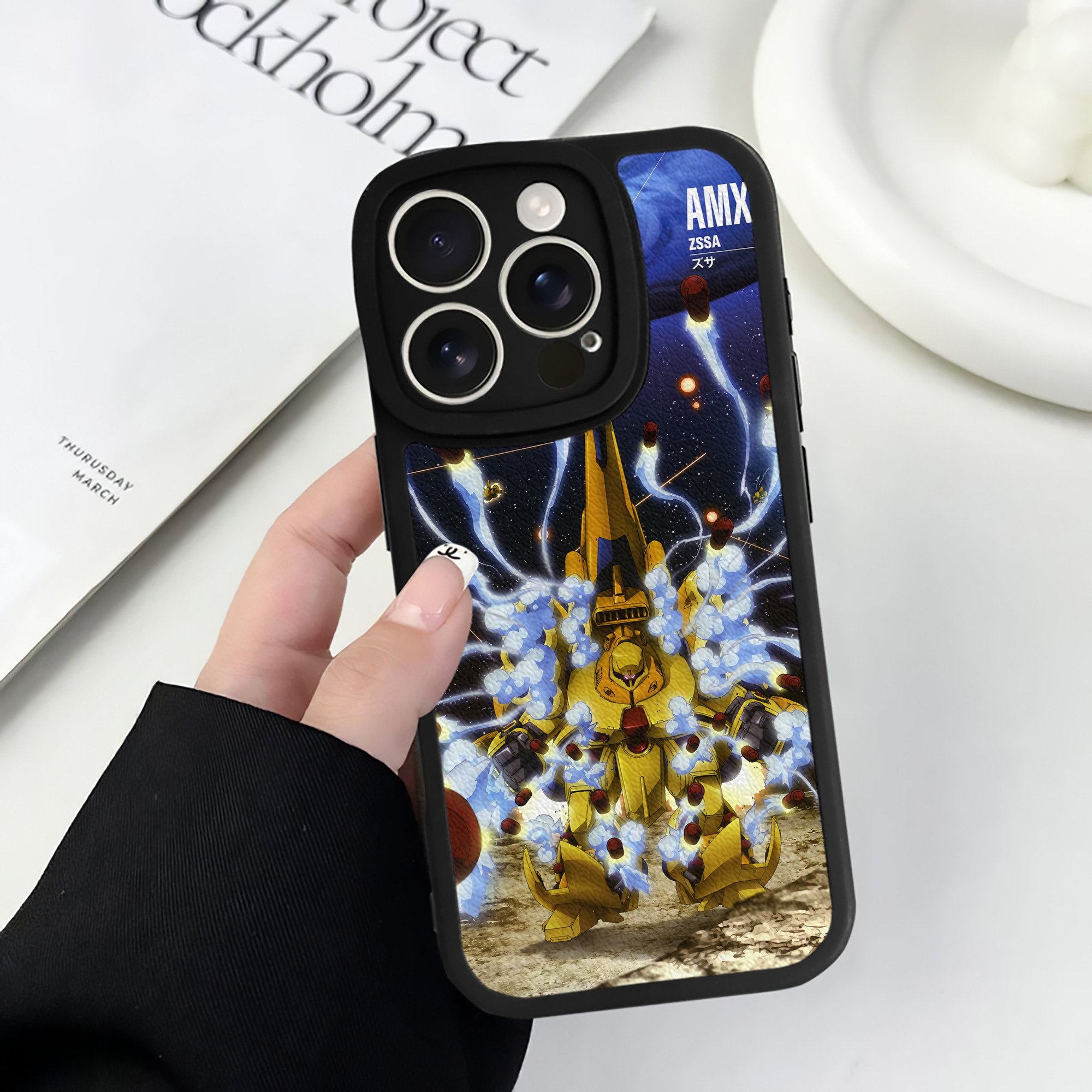 （画像用） 機動戦士ガンダム Mobile Suit Gundam 【iPhone 16シリーズ対応】シリコンスマホケース（レザー調） 材質：シリコン